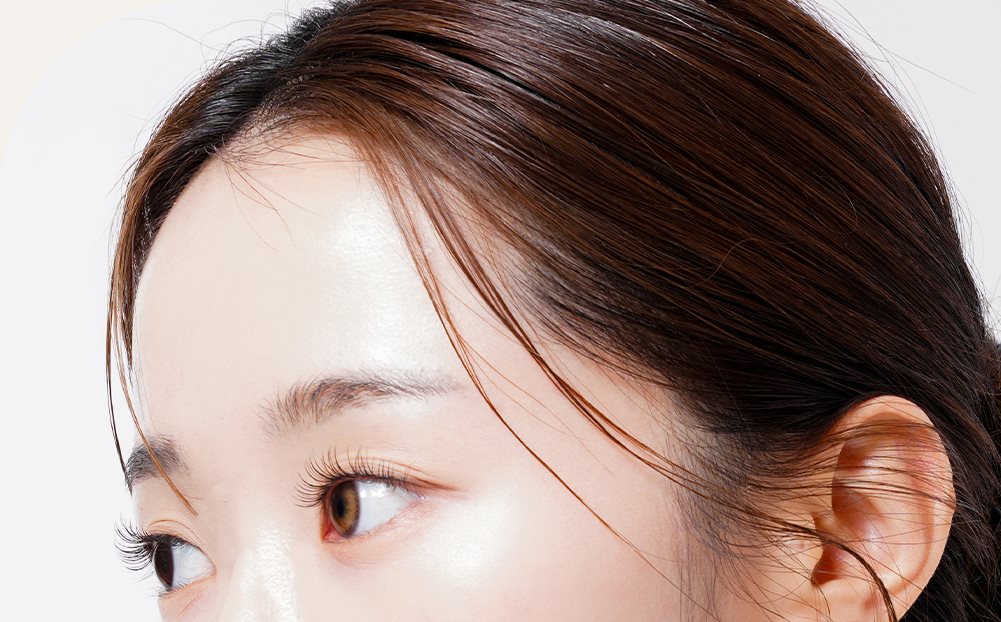 이마와 눈썹 라인이 보이는 모델 옆얼굴
