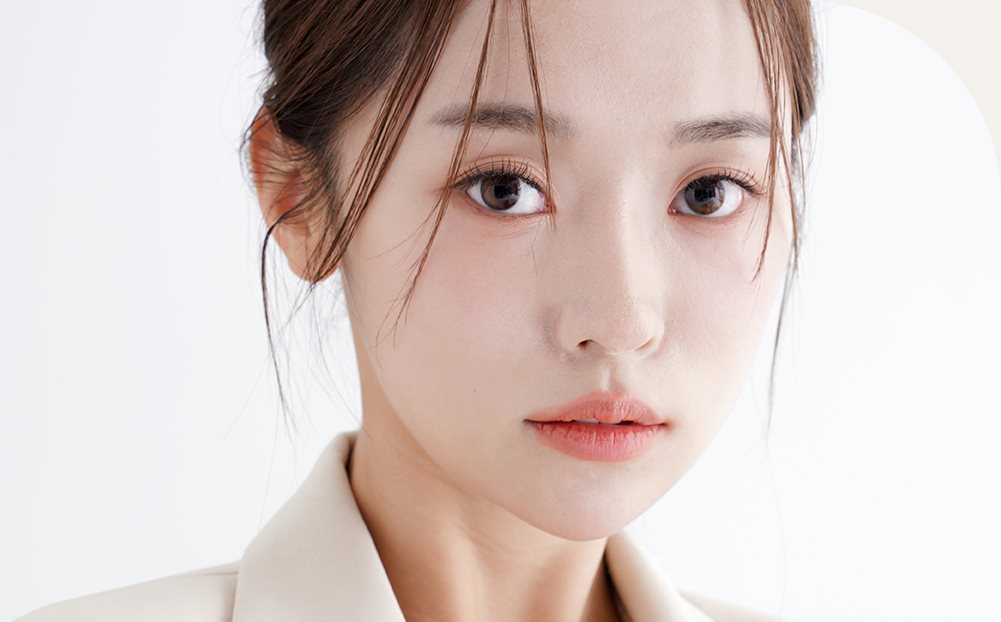 얼굴 비율 가이드 라인이 표시된 모델 정면 얼굴